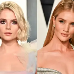 Dwie kobiety prezentują modne kolory blond: jedna z krótkimi, falowanymi włosami i błyszczącym makijażem, druga z długimi, prostymi włosami.
