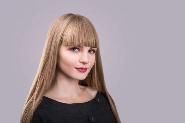 Lekka grzywka - komu pasuje i które cięcia wyglądają najlepiej